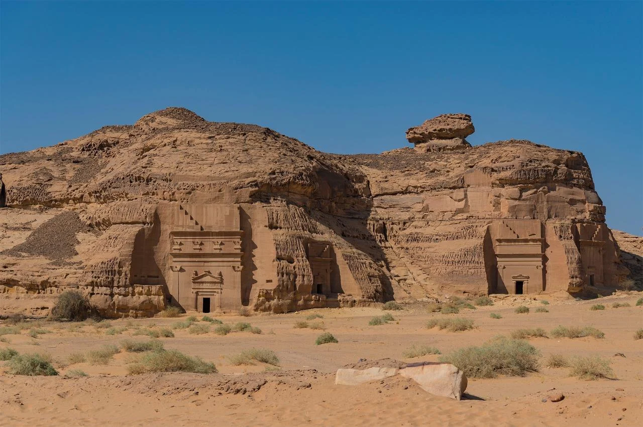 واجهات مدافن أثرية منحوتة في صخور مدائن صالح بالعلا